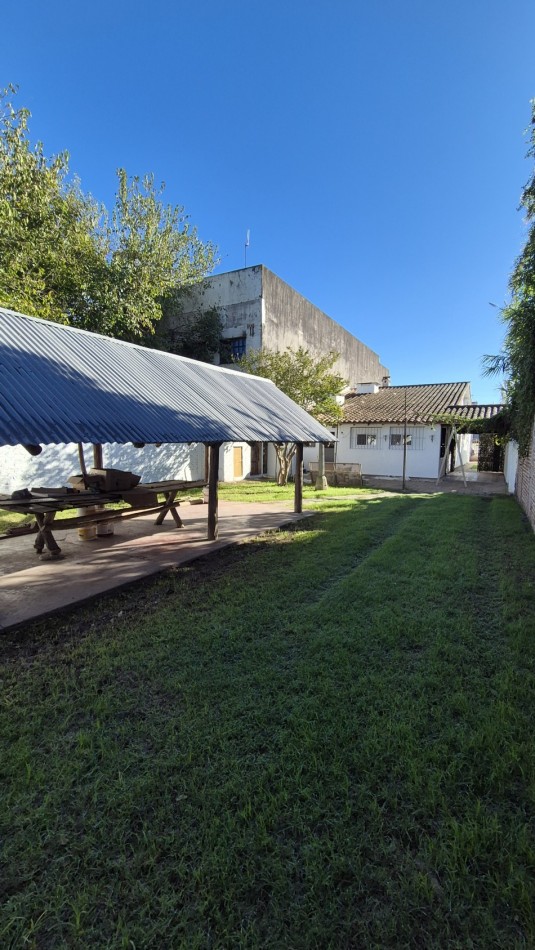 CASA EN ALQUILER CON GRAN PARQUE, QUINCHO Y UBICACION INMEJORABLE