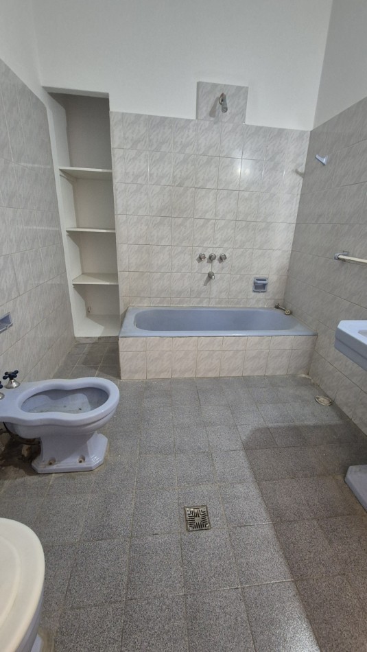 CASA EN ALQUILER CON GRAN PARQUE, QUINCHO Y UBICACION INMEJORABLE