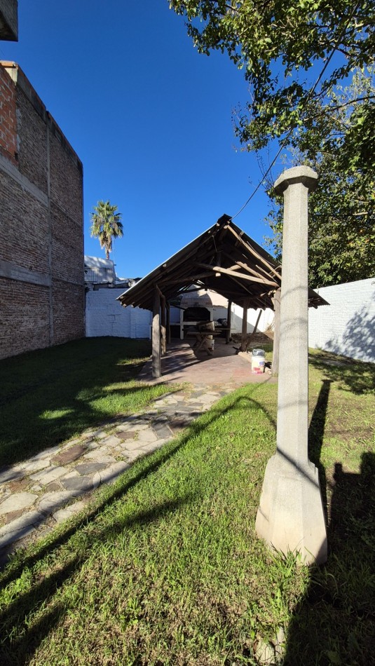 CASA EN ALQUILER CON GRAN PARQUE, QUINCHO Y UBICACION INMEJORABLE