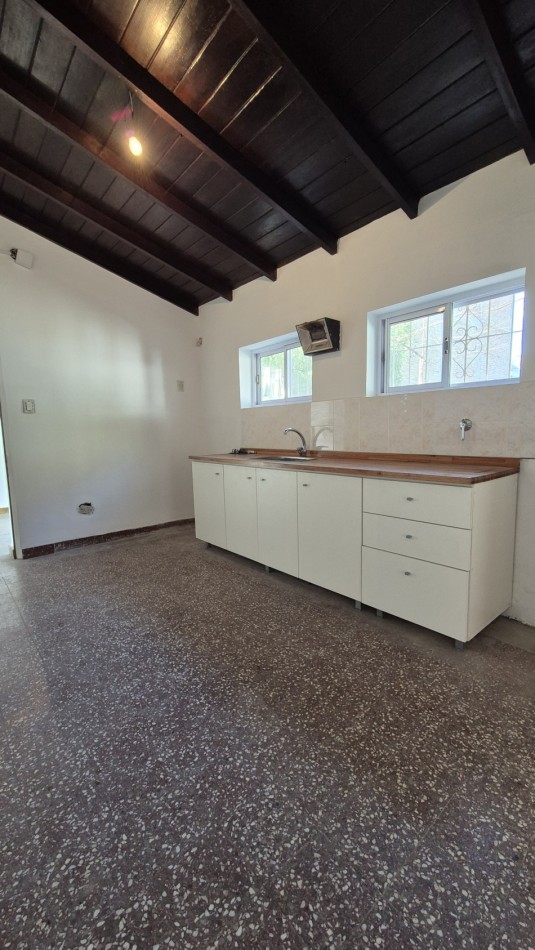 CASA EN ALQUILER CON GRAN PARQUE, QUINCHO Y UBICACION INMEJORABLE