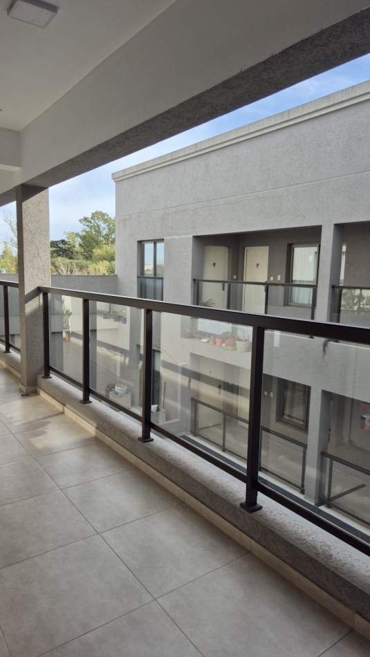 Alquiler Departamento 2 Ambientes con Cochera y balcon Paso del Rey Centro