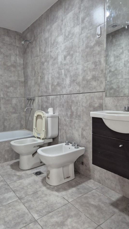 Alquiler Departamento 2 Ambientes con Cochera y balcon Paso del Rey Centro