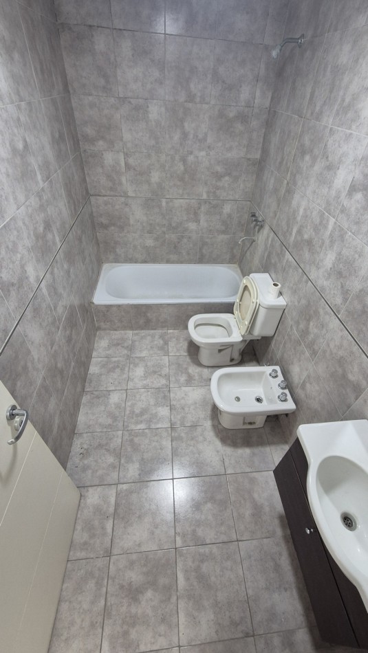 Alquiler Departamento 2 Ambientes con Cochera y balcon Paso del Rey Centro