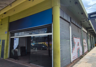 ESPECTACULAR LOCAL FRENTE A LA ESTACION DE PASO DEL REY DE 100 M2