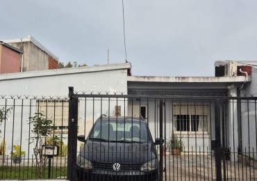 Venta Casa 4 Ambientes con Cochera y Fondo Libre | Zona Plaza Bujan / UNM