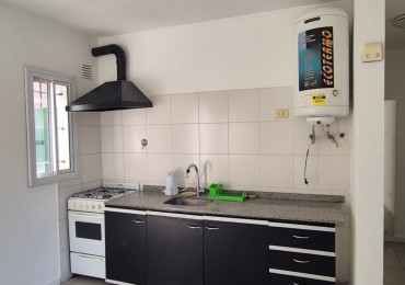 ¡Alquiler de Monoambiente con espacio dividio, patio y Cochera en Paso del Rey centro!