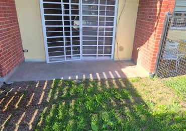 Cochera, Patios y Todos los Servicios - Alquiler de departamento 2 ambientes en complejo "El Hogar Obrero" 