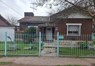 Casa en venta, con servicios, escritura y pileta.