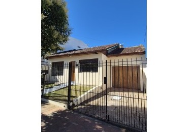 CASA 2 DORMITORIOS CON PARQUE Y QUINCHO